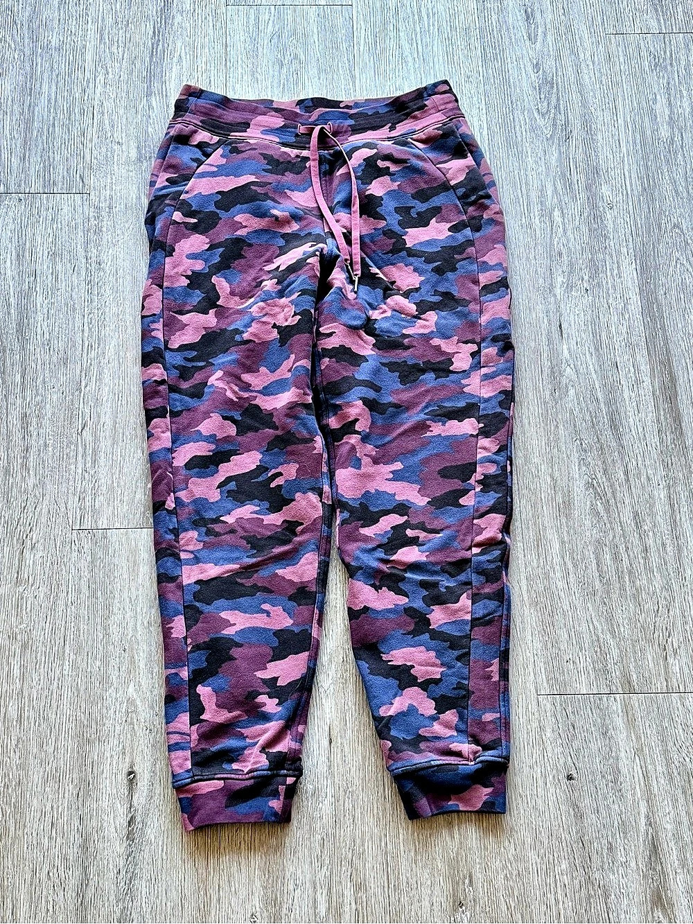 lululemon Scuba High-Rise Jogger Camo Joggers in Purple & Pink Size 8 Like New